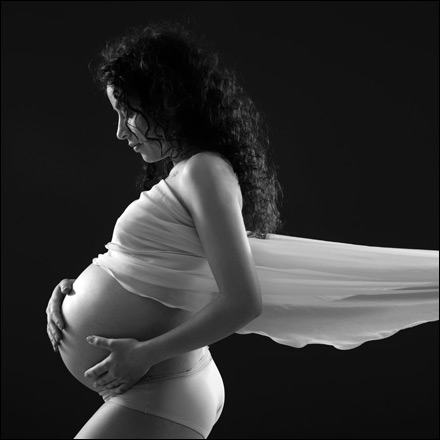 Photo de grossesse et femme enceinte en studio